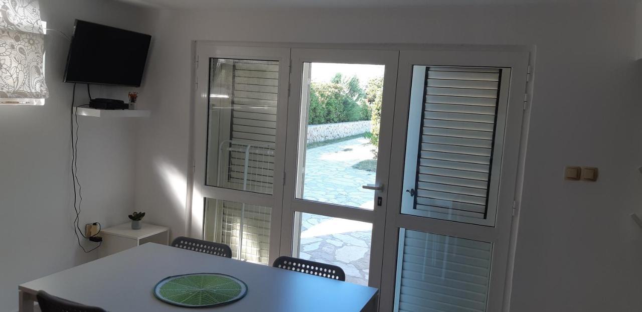 Apartments Marzic Pag Town Bagian luar foto