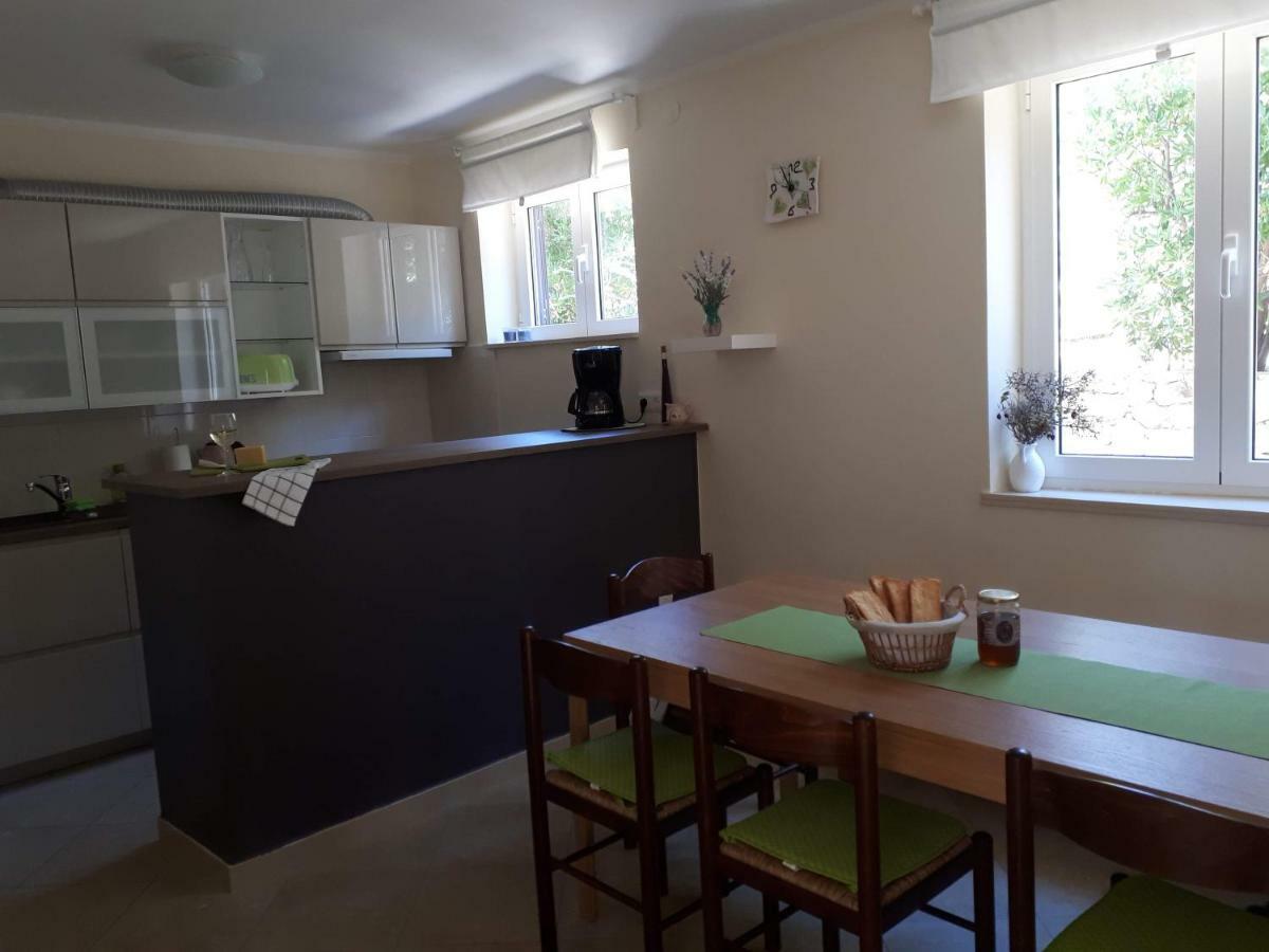 Apartments Marzic Pag Town Bagian luar foto