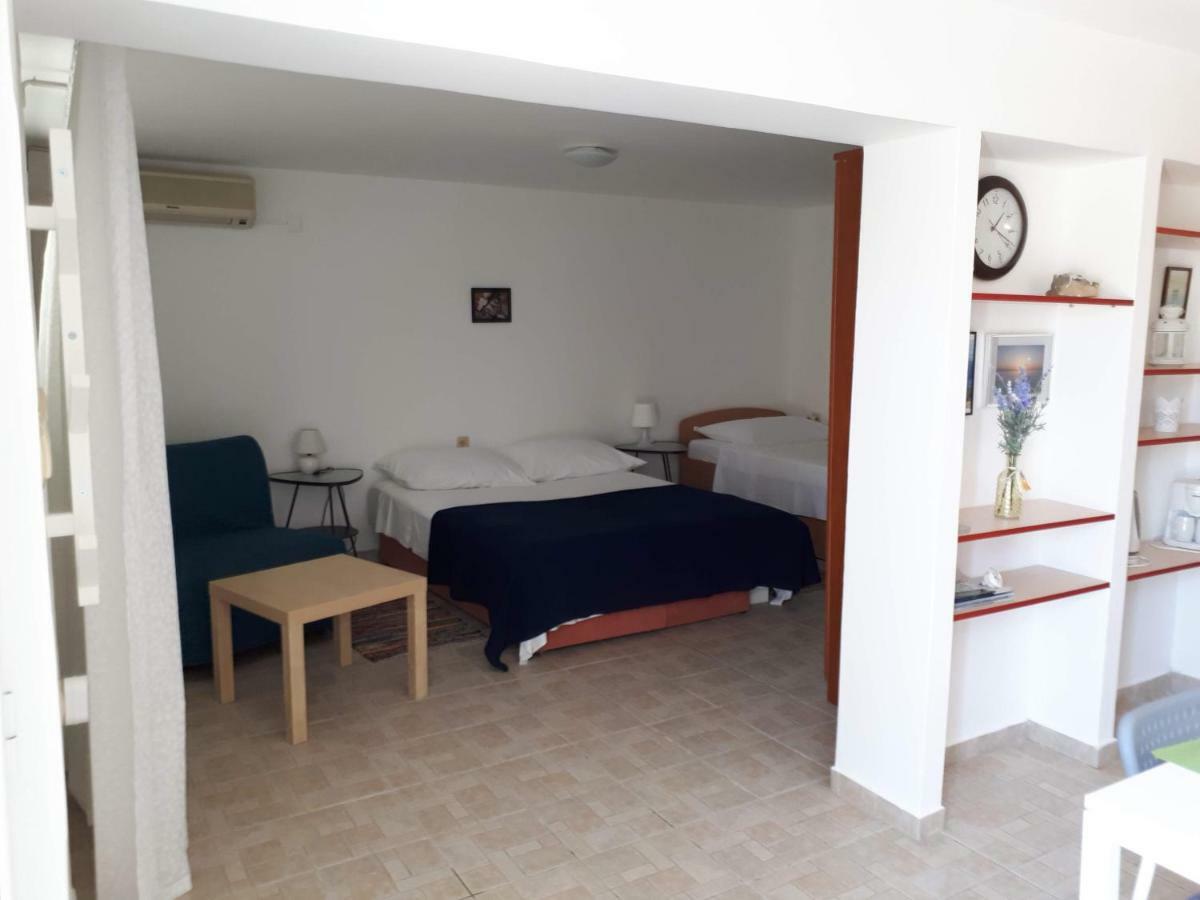 Apartments Marzic Pag Town Bagian luar foto