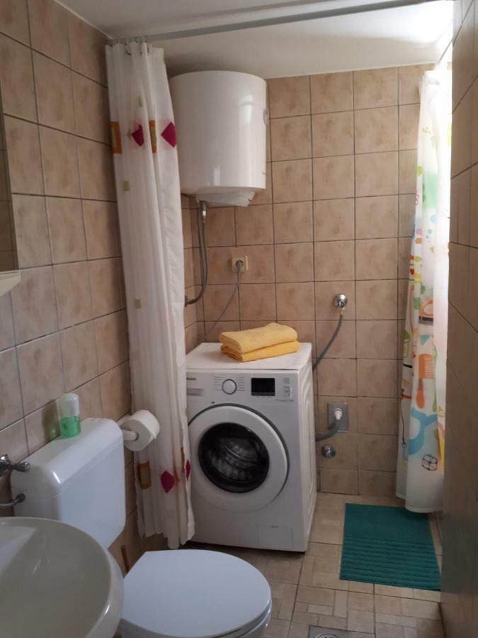 Apartments Marzic Pag Town Bagian luar foto